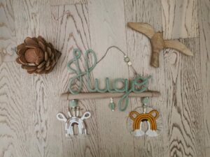 Prénom tricotin sur bois flotté et animaux